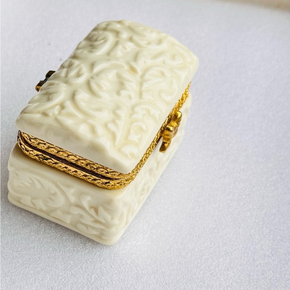 VINTAGE Hollywood Regency Ivory Ceramic Trinket Box w Gold Trim Bow & Hinge - Picture 5 of 16